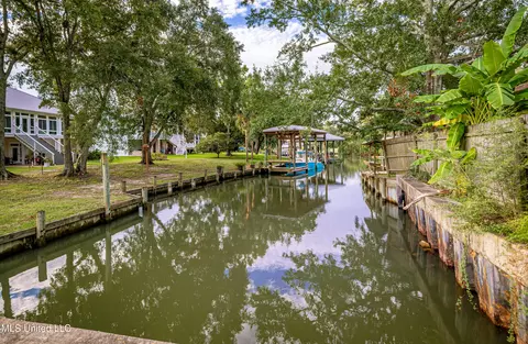 715 St Mary St, Pascagoula, MS 39581
