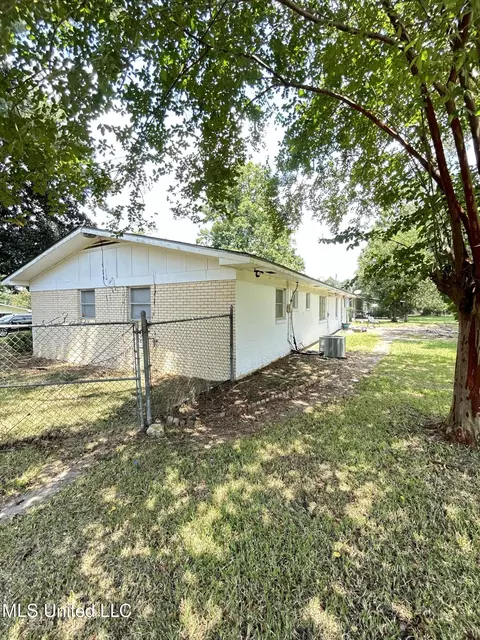 Exterior - 218 Westview Cir, Mccomb, MS 39648 photo 2 of 3