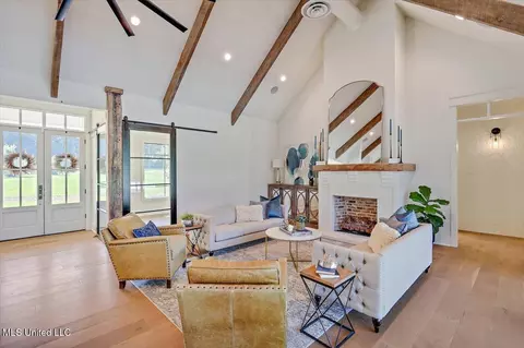 Living - 543 Clark Stables Rd, Brandon, MS 39047 photo 2 of 4