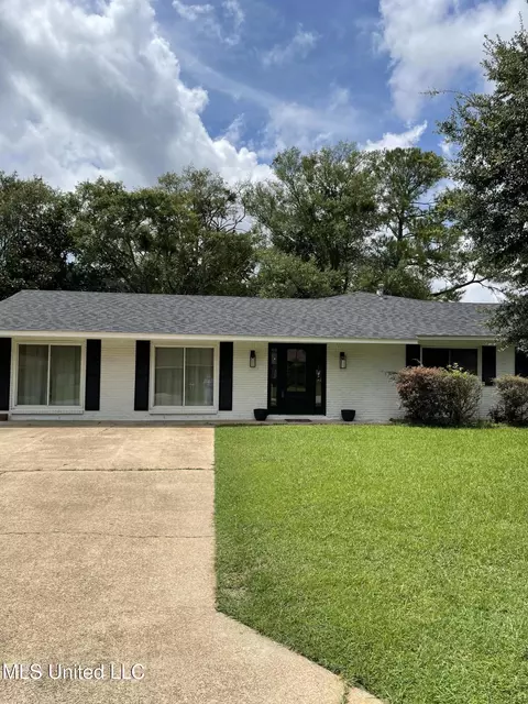 100 Hunter Dr, Ocean Springs, MS 39564