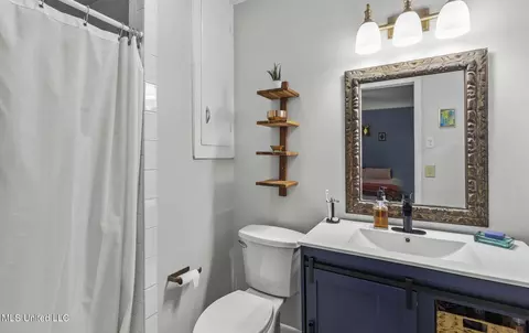 Bath - 5430 Pine Lane Dr, Jackson, MS 39211 photo 2 of 3