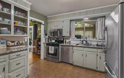 Kitchen - 5430 Pine Lane Dr, Jackson, MS 39211 photo 2 of 2