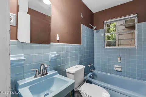 Bath - 205 Pimlico Pl, Jackson, MS 39211 photo 1 of 2