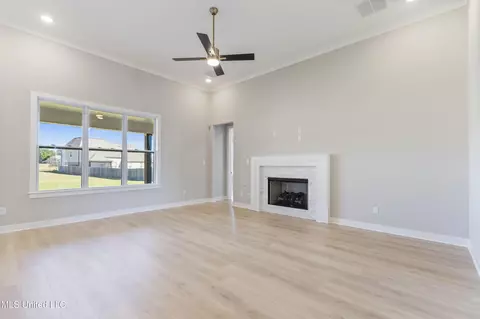 Living - 13532 Broadmore Ln, Olive Branch, MS 38654 photo 2 of 3