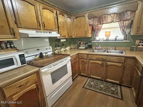 Kitchen - 148 Mayhall Dr, Lucedale, MS 39452 photo 4 of 6