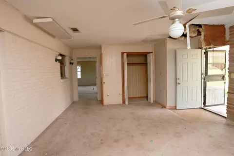 Living - 7825 Old Hillsboro Rd, Forest, MS 39074 photo 3 of 5