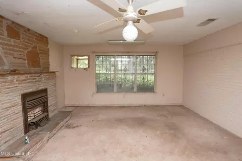 Living - 7825 Old Hillsboro Rd, Forest, MS 39074 photo 1 of 5