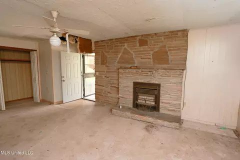 Living - 7825 Old Hillsboro Rd, Forest, MS 39074 photo 2 of 5
