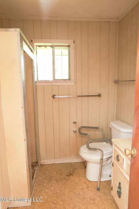 Bath - 7825 Old Hillsboro Rd, Forest, MS 39074 photo 1 of 1