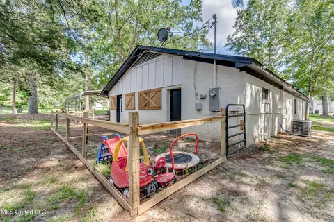 121 Melrose Cir, Florence, MS 39073