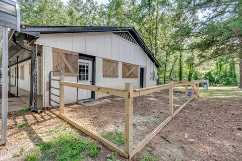 121 Melrose Cir, Florence, MS 39073 photo 2