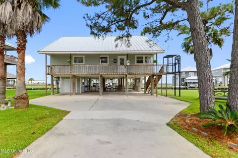 424 Riverview Dr, Bay Saint Louis, MS 39520