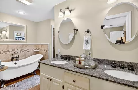 Bath - 1075 River Ridge Rd, Summit, MS 39666 photo 2 of 3