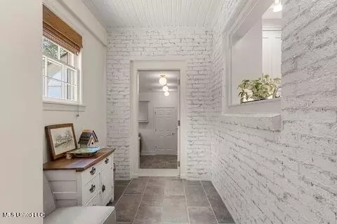 Entry Way - 3565 Cowan Pl, Jackson, MS 39216 photo 2 of 4