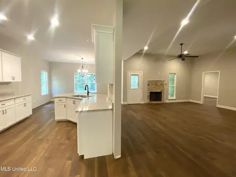 Living - 1930 Smart Rd, Como, MS 38619 photo 3 of 5