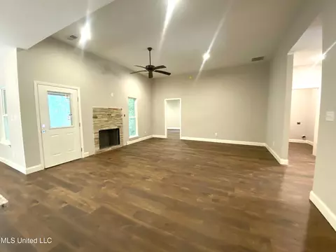 Living - 1930 Smart Rd, Como, MS 38619 photo 2 of 5