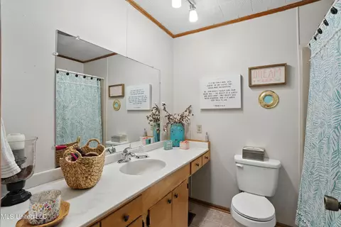 Bath - 2159 Oakdale Rd, Mccomb, MS 39648 photo 3 of 5