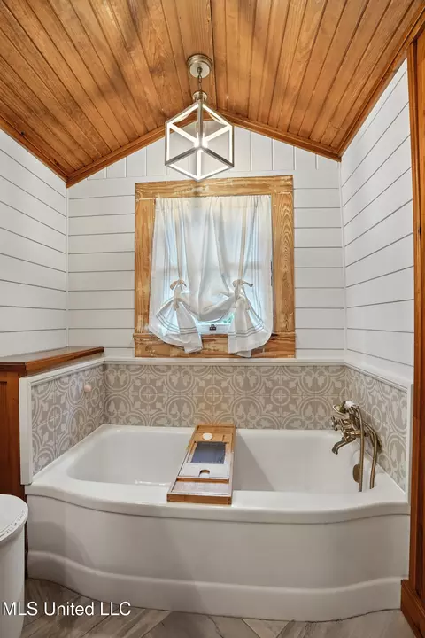 Bath - 2159 Oakdale Rd, Mccomb, MS 39648 photo 5 of 5