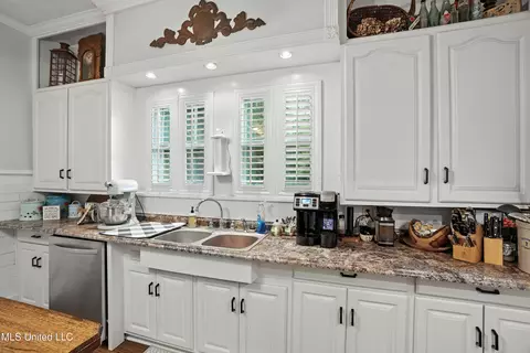 Kitchen - 2159 Oakdale Rd, Mccomb, MS 39648 photo 2 of 5