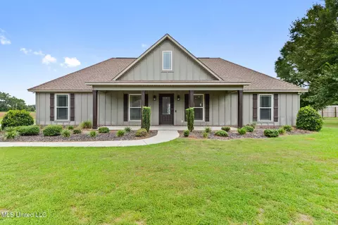 121 Cottage Oaks Dr, Lucedale, MS 39452