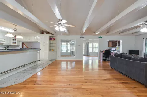 Living - 5344 Kahuna Cv, Hernando, MS 38632 photo 5 of 9