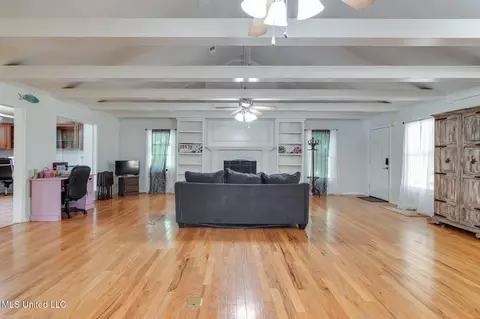 Living - 5344 Kahuna Cv, Hernando, MS 38632 photo 2 of 9