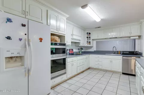 Kitchen - 5344 Kahuna Cv, Hernando, MS 38632 photo 2 of 5