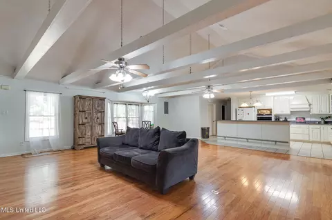 Living - 5344 Kahuna Cv, Hernando, MS 38632 photo 3 of 9