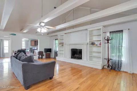 Living - 5344 Kahuna Cv, Hernando, MS 38632 photo 9 of 9