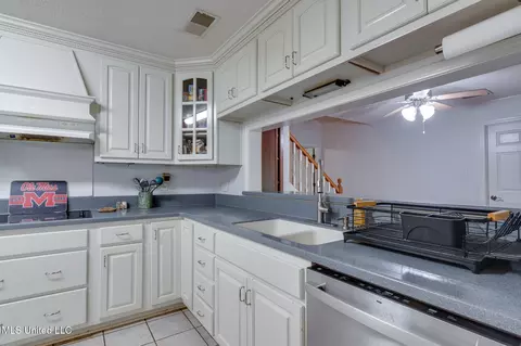 Kitchen - 5344 Kahuna Cv, Hernando, MS 38632 photo 4 of 5