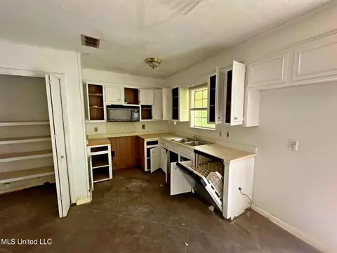 Kitchen - 611 Chelsea Dr, Jackson, MS 39212 photo 1 of 1