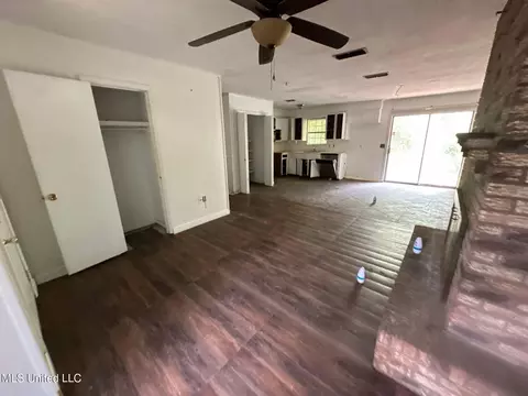 Living - 611 Chelsea Dr, Jackson, MS 39212 photo 2 of 2