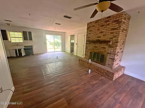 Living - 611 Chelsea Dr, Jackson, MS 39212 photo 1 of 2