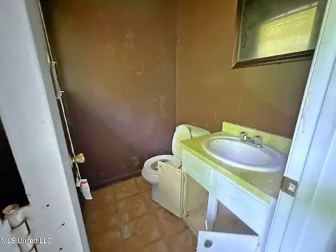 Bath - 611 Chelsea Dr, Jackson, MS 39212 photo 2 of 2