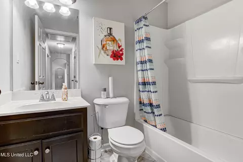 Bath - 9097 Gavin Dr, Olive Branch, MS 38654 photo 1 of 2