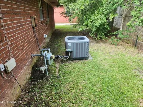 Exterior - 2285 Windsor Ct, Biloxi, MS 39532 photo 2 of 8