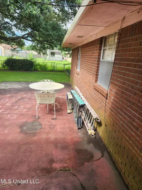 Exterior - 2285 Windsor Ct, Biloxi, MS 39532 photo 6 of 8