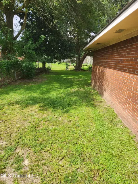 Exterior - 2285 Windsor Ct, Biloxi, MS 39532 photo 5 of 8