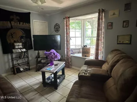 Living - 220 Southbrook Dr, Jackson, MS 39211 photo 2 of 3