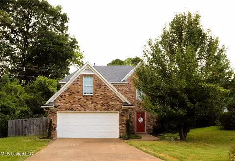 8801 W Five Oaks Dr, Southaven, MS 38671