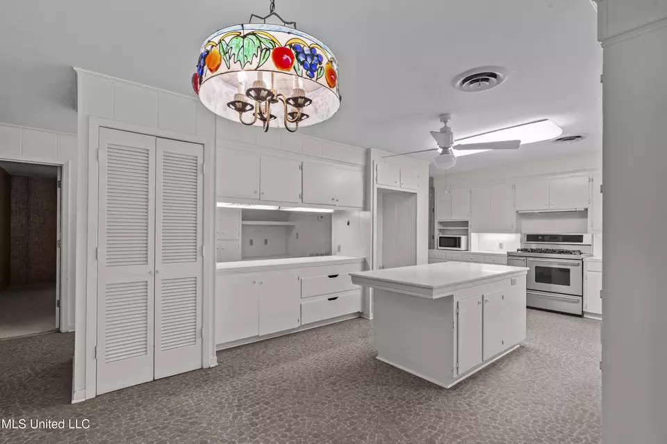 Kitchen - 1618 Sunset Dr, Canton, MS 39046 photo 2 of 8