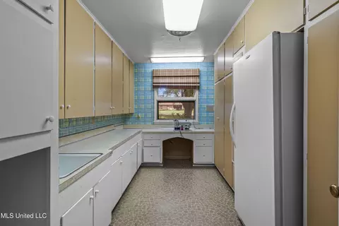 Kitchen - 1618 Sunset Dr, Canton, MS 39046 photo 8 of 8