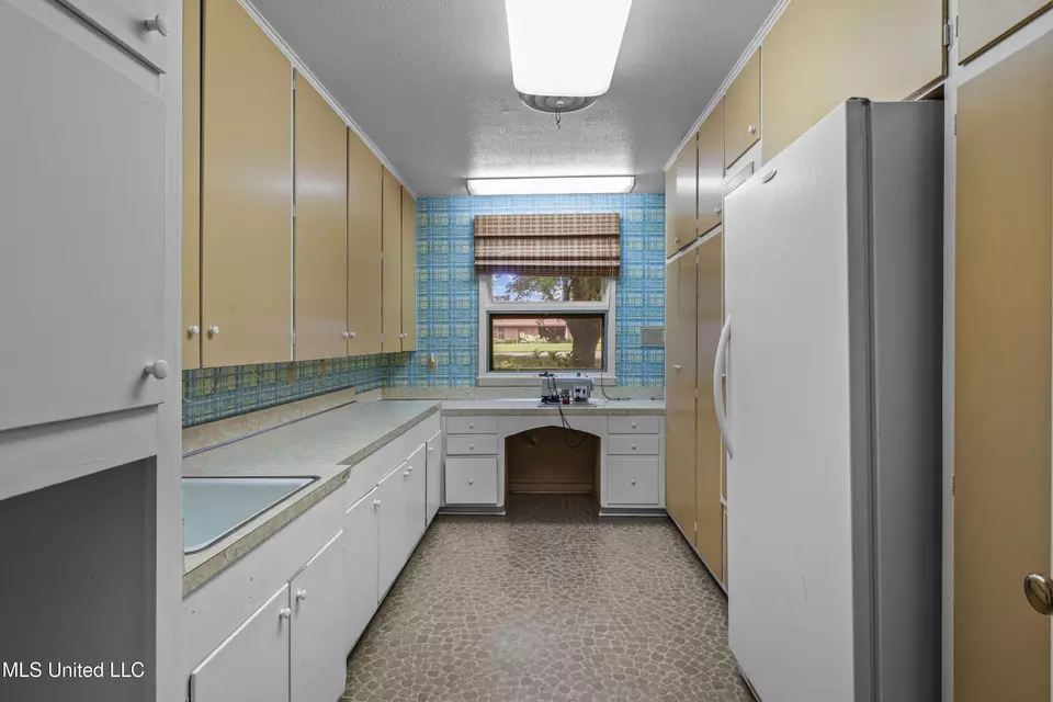 Kitchen - 1618 Sunset Dr, Canton, MS 39046 photo 8 of 8