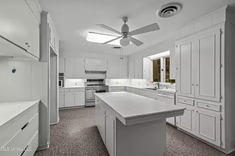 Kitchen - 1618 Sunset Dr, Canton, MS 39046 photo 3 of 8