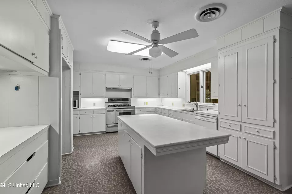 Kitchen - 1618 Sunset Dr, Canton, MS 39046 photo 3 of 8