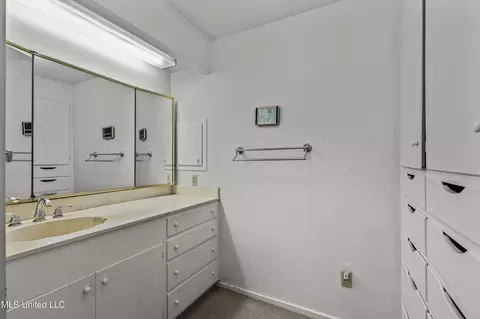 Bath - 1618 Sunset Dr, Canton, MS 39046 photo 2 of 8