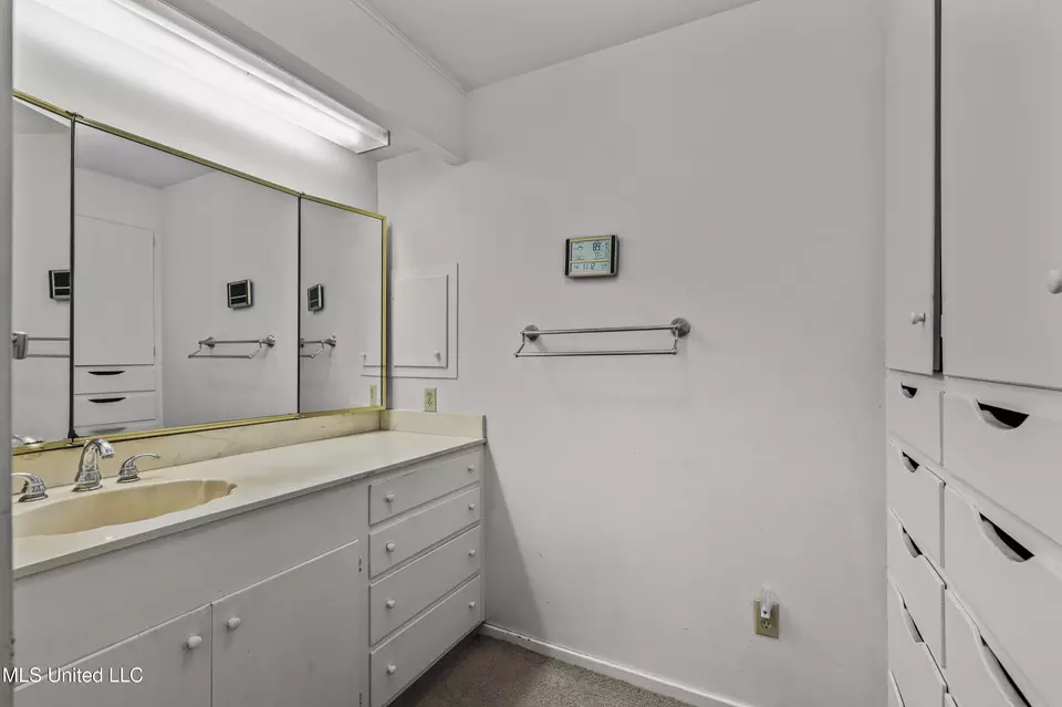 Bath - 1618 Sunset Dr, Canton, MS 39046 photo 2 of 8