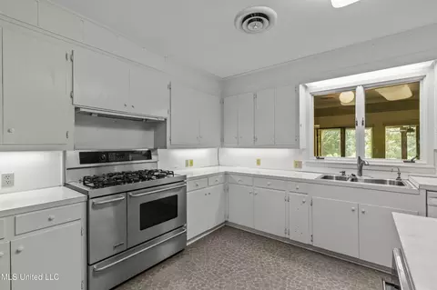 Kitchen - 1618 Sunset Dr, Canton, MS 39046 photo 5 of 8