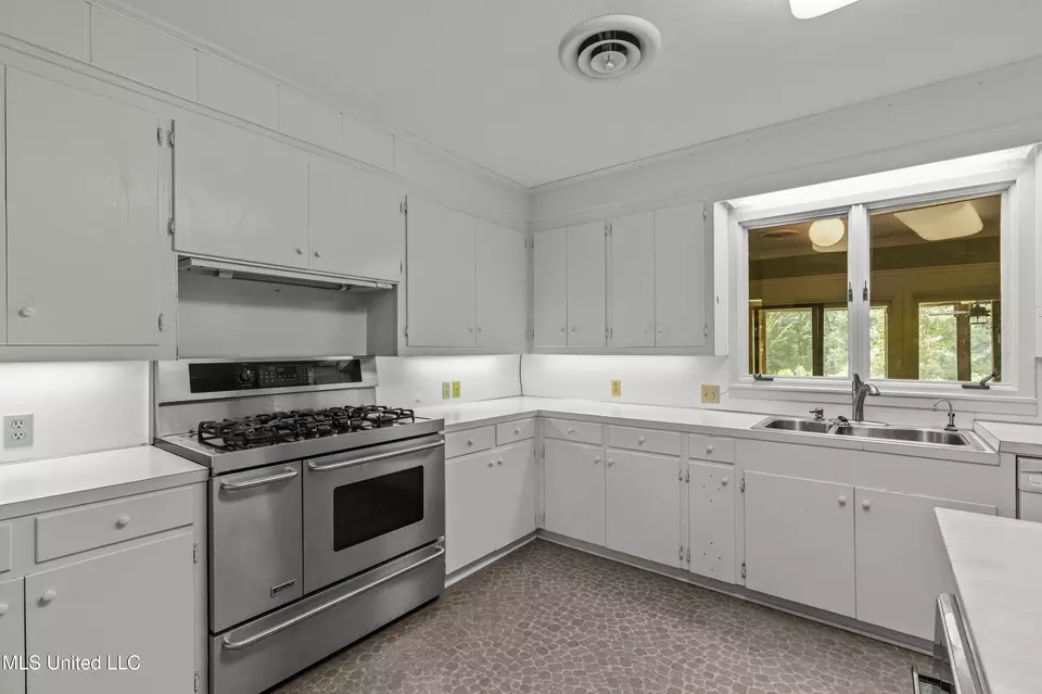 Kitchen - 1618 Sunset Dr, Canton, MS 39046 photo 5 of 8