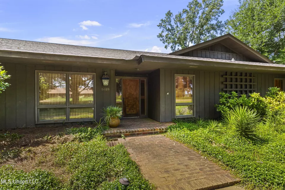 Exterior - 1618 Sunset Dr, Canton, MS 39046 photo 3 of 33